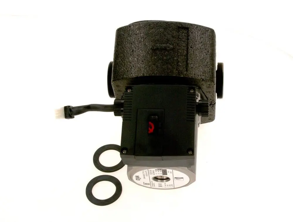 Bosch Pumpe mit einem stabilen Gehäuse, Anschlusskabel und zwei Gummidichtungen, auf einer weißen Fläche liegend.